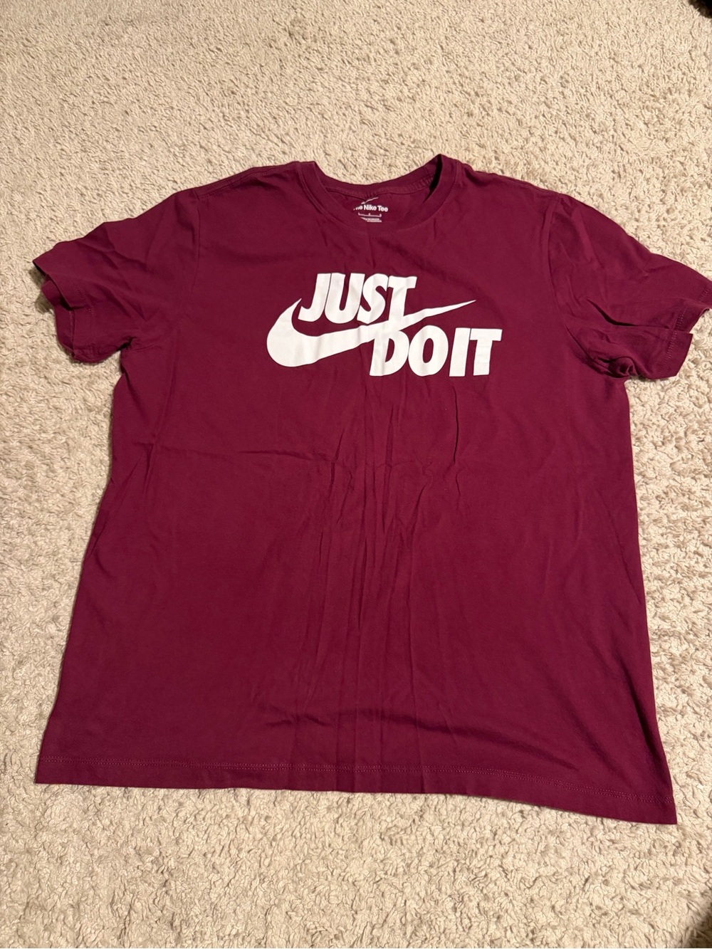 Nike Men's 'Just Do It' Short Sleeve Tee - Maroon/Burgundy